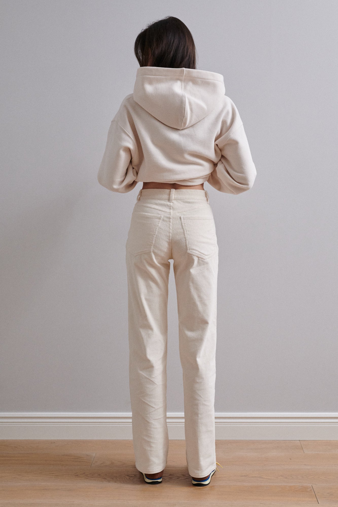 Cotton corduroy trousers / 05 / 20 / cream white*sweatshirt-in-organic-cotton-17-15-cream-white* ?The model is 176 cm tall and is wearing size XS?