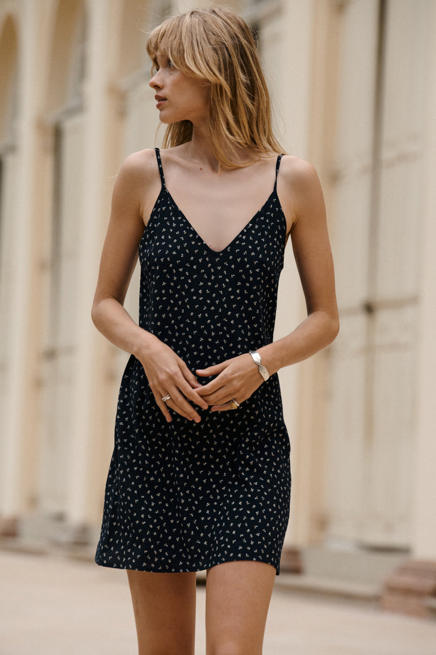 Dress in viscose / 03 / 30 / forget-me-not blue ?The model is 179 cm tall and is wearing size XS?