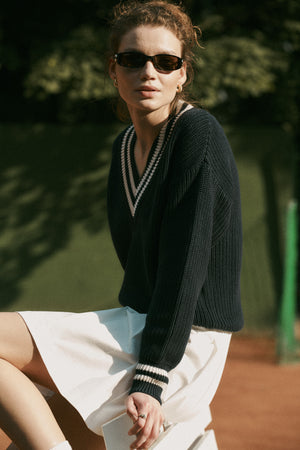 V-neck sweater in organic cotton / 16 / 11 / night blue