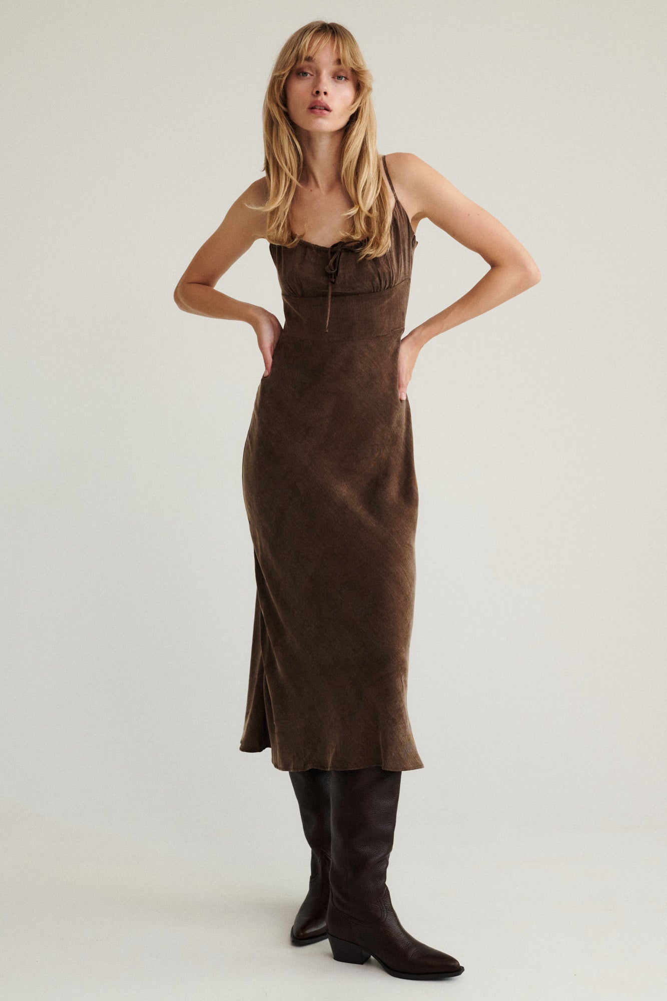 Dress in lyocell & viscose blend / 03 / 27 / milk chocolate