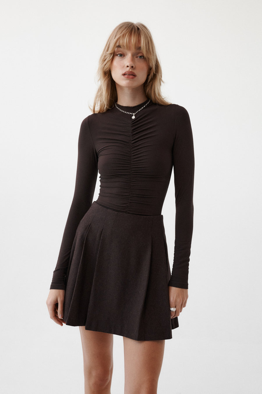 Viscose bodysuit / 01 / 37 / ebony wood *skirt-in-virgin-wool-07-21-dark-wood*?The model is 179 cm tall and wears size XS?