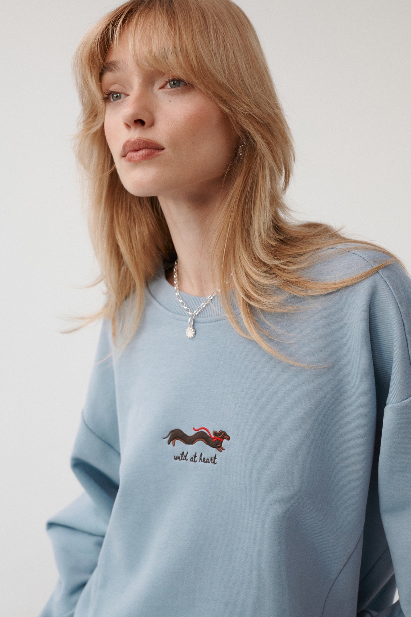 Sweatshirt in cotton / 17 / 19 / baltic sea ?The model is 179 cm tall and wears size M/L?