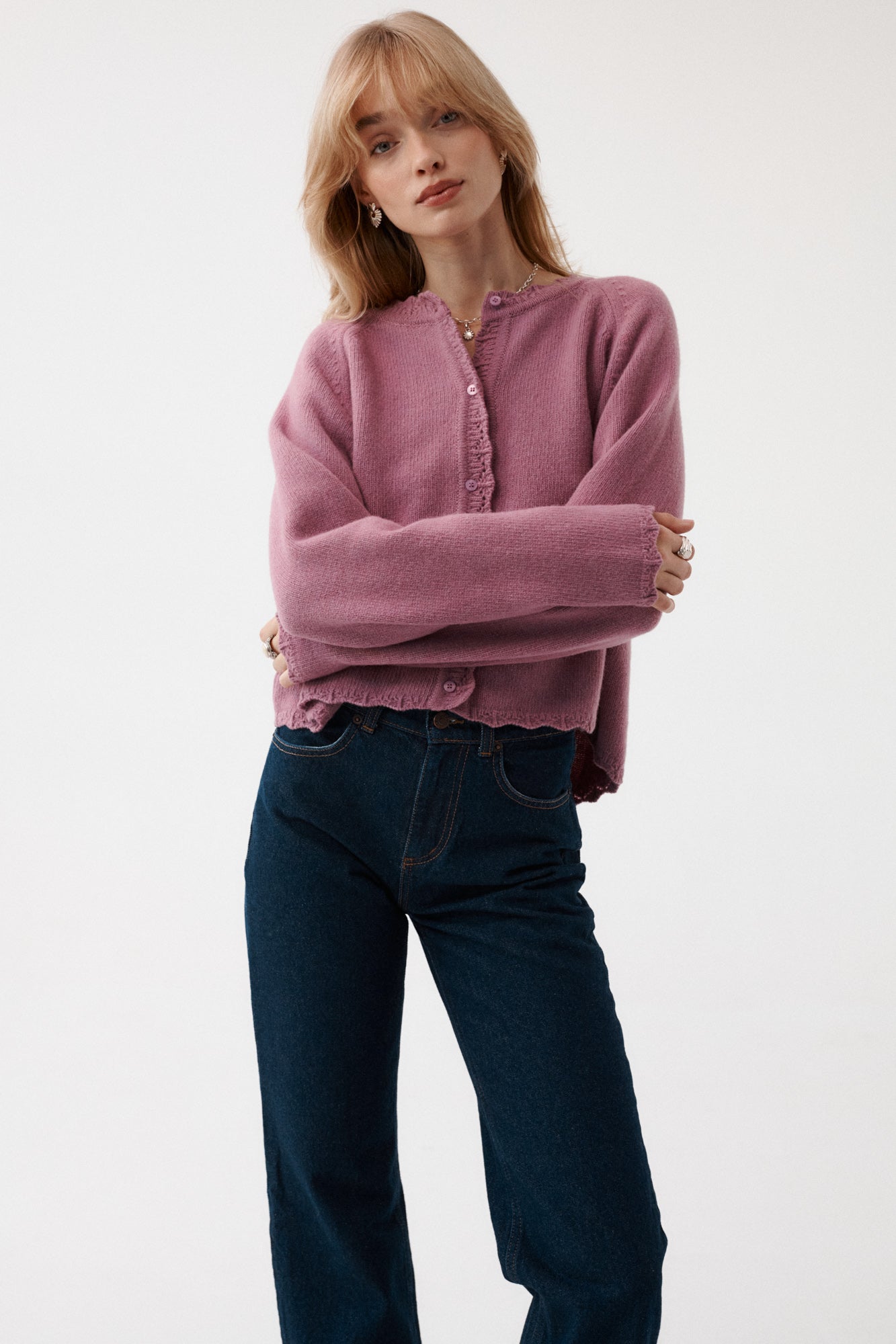 Cardigan in wool / 16 / 15 / rainy pink *jeans-from-recycled-cotton-05-22-dark-indigo*?The model is 179 cm tall and wears size M/L?