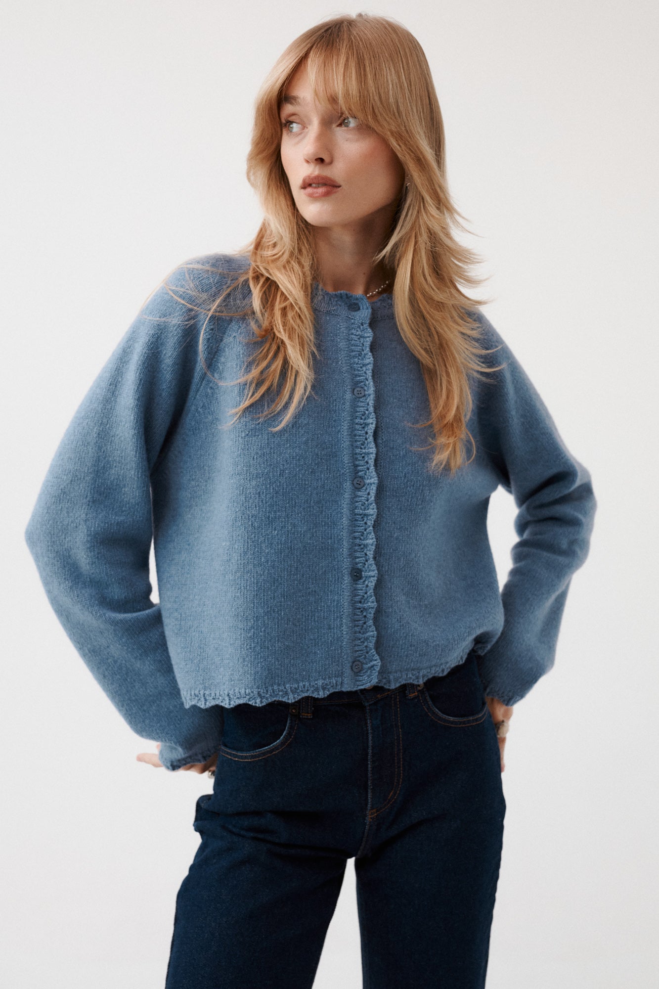 Cardigan in wool / 16 / 15 / storm blue *jeans-from-recycled-cotton-05-22-dark-indigo* ?The model is 179 cm tall and wears size M/L?