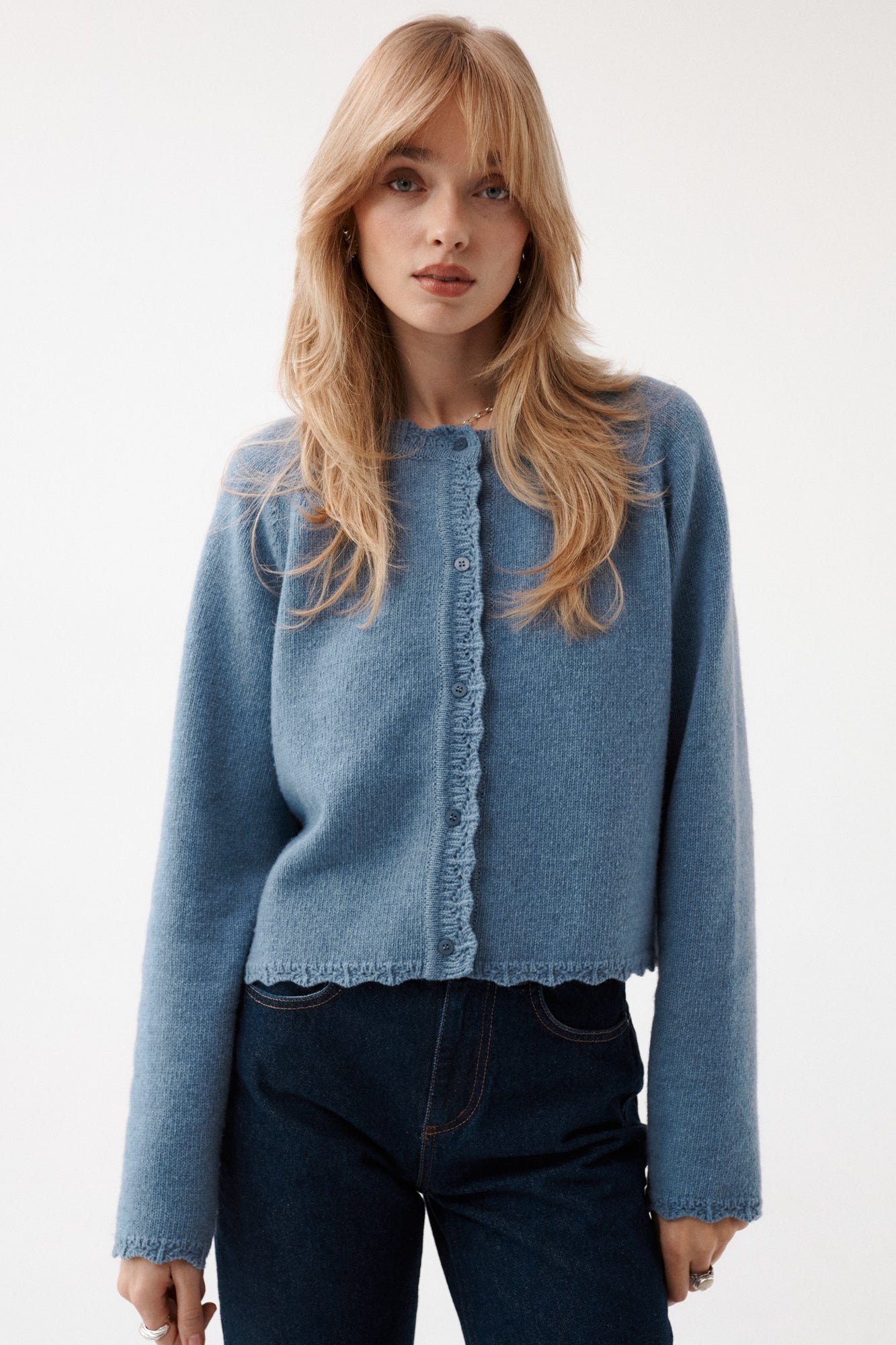 Cardigan in wool / 16 / 15 / storm blue *jeans-from-recycled-cotton-05-22-dark-indigo* ?The model is 179 cm tall and wears size M/L?