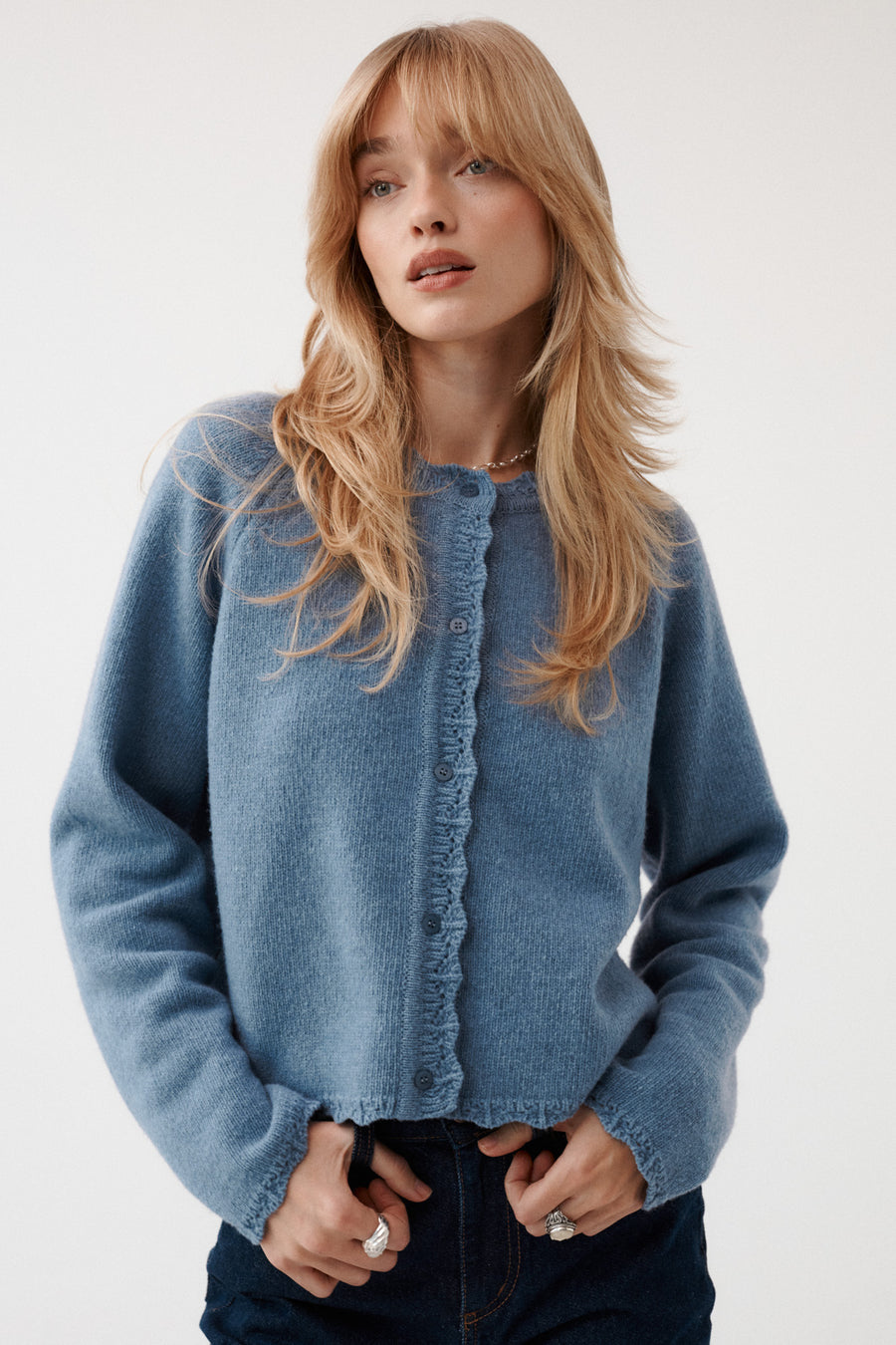 Cardigan in wool / 16 / 15 / storm blue *jeans-from-recycled-cotton-05-22-dark-indigo* ?The model is 179 cm tall and wears size M/L?