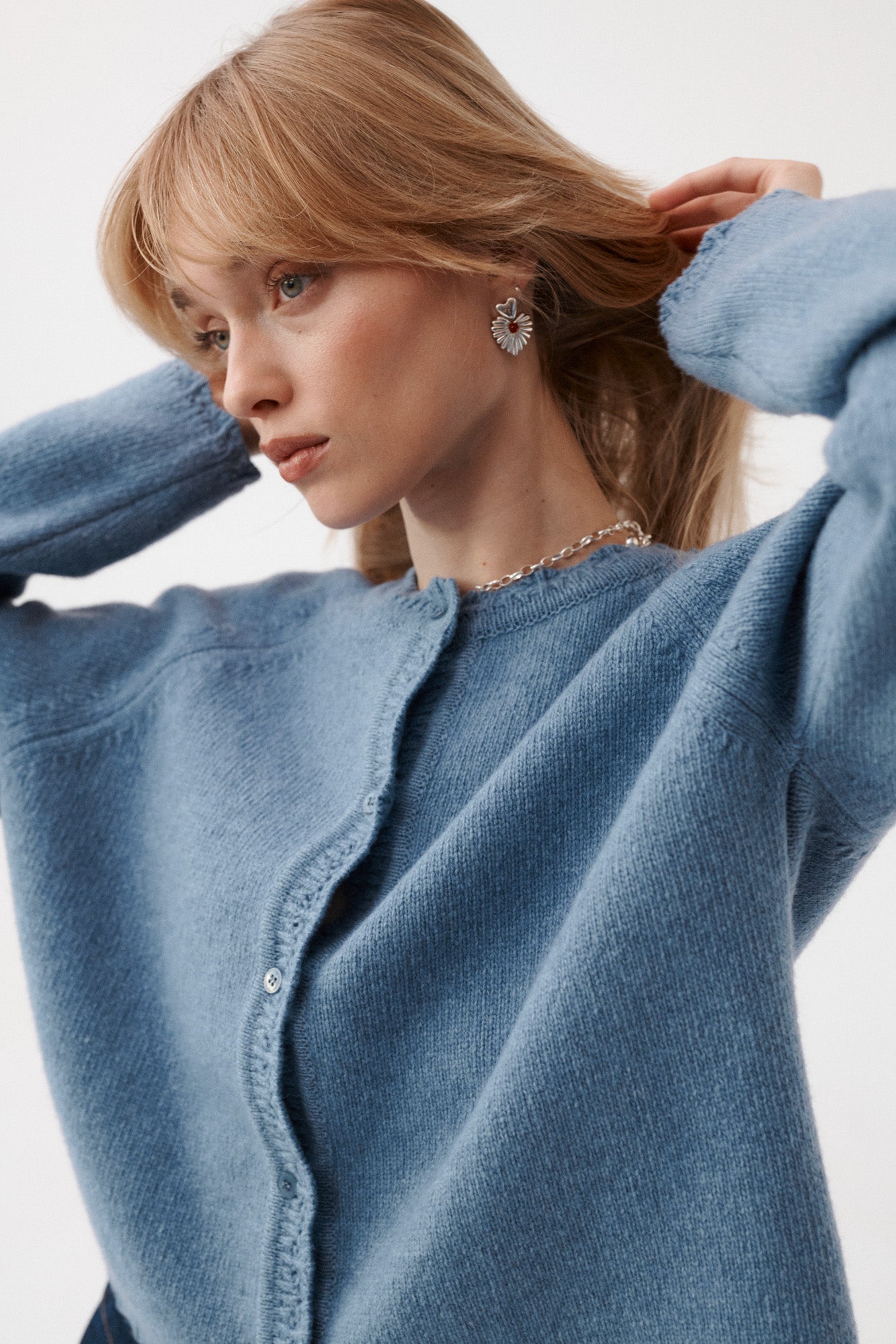 Cardigan in wool / 16 / 15 / storm blue ?The model is 179 cm tall and wears size M/L?