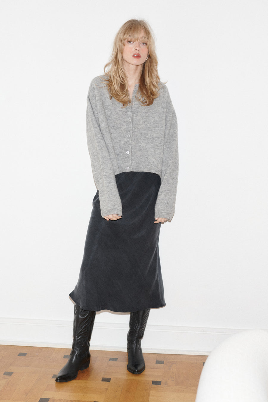 *alpaca-wool-cardigan-16-20-misty-grey*?The model is 179 cm tall and wears size S?