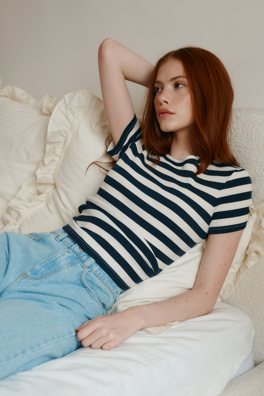 T-shirt z bawełny / 13 / 04 / navy stripes *jeans-from-recycled-cotton-05-18-light-indigo* ?The model is 175 cm tall and wears size XS?