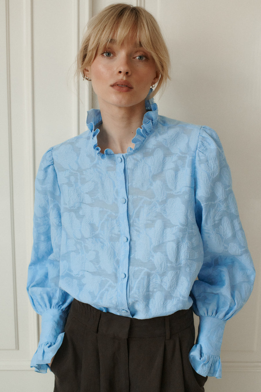 *tencel-trousers-05-02-dark-wood* ?The model is 179cm tall and wers size XS/S?