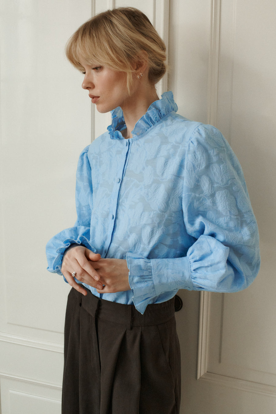 *tencel-trousers-05-02-dark-wood* ?The model is 179cm tall and wers size XS/S?