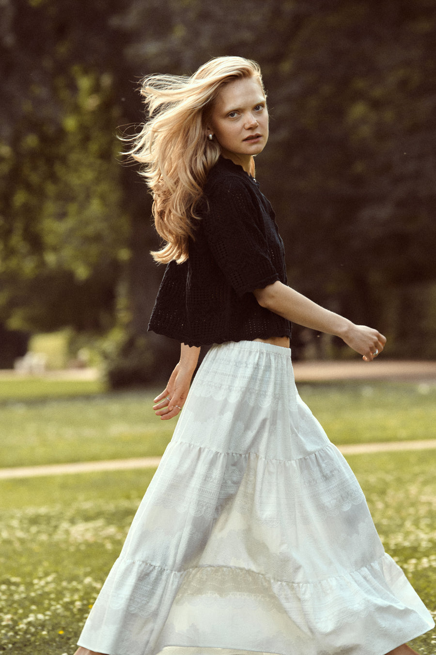 ?The model is 170 cm tall and wears size XS/S? *cardigan-in-organic-cotton-16-26-onyx-black*