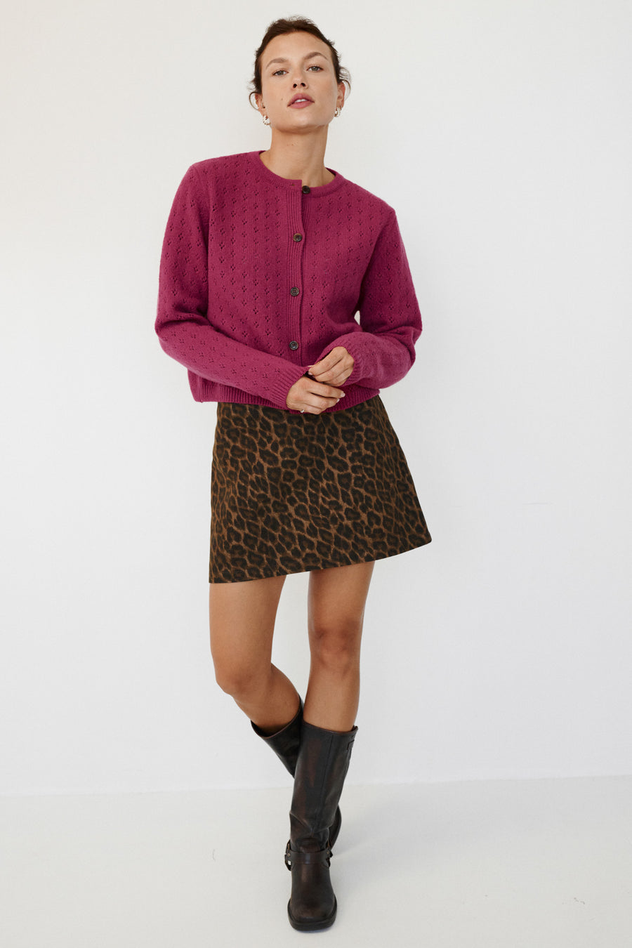 ?The model is 176 cm tall and wears size M/L?
