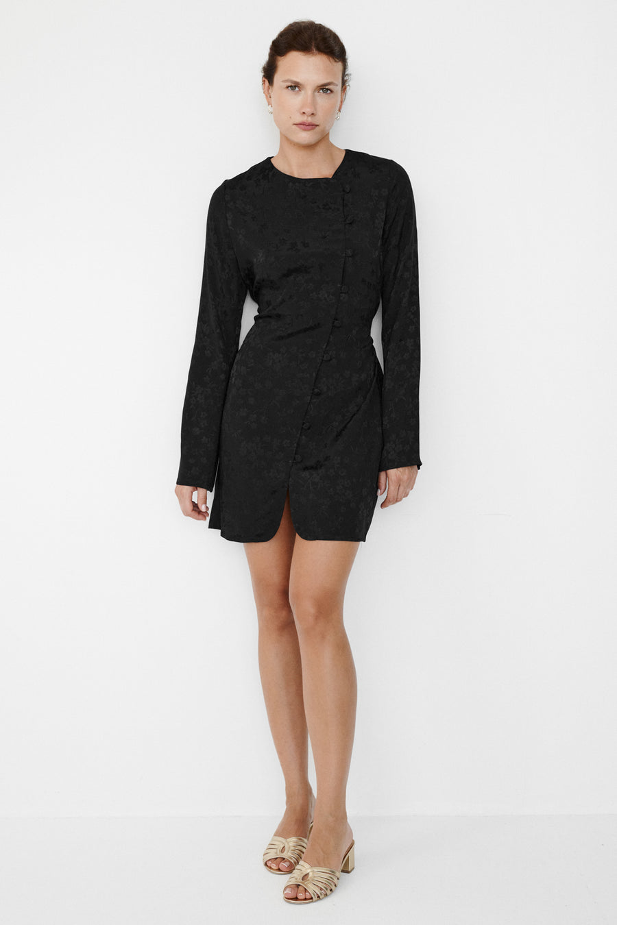 ?The model is 176cm tall and wears size XS?