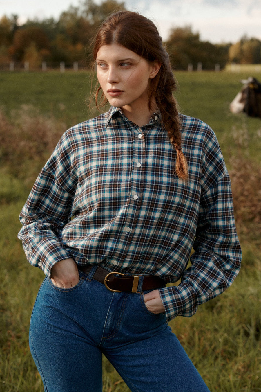 ?Modelka ma 178 cm wzrostu i prezentuje rozmiar M/L? *spodnie-jeansowe-z-bawelny-z-recyklingu-05-18-medium-indigo*