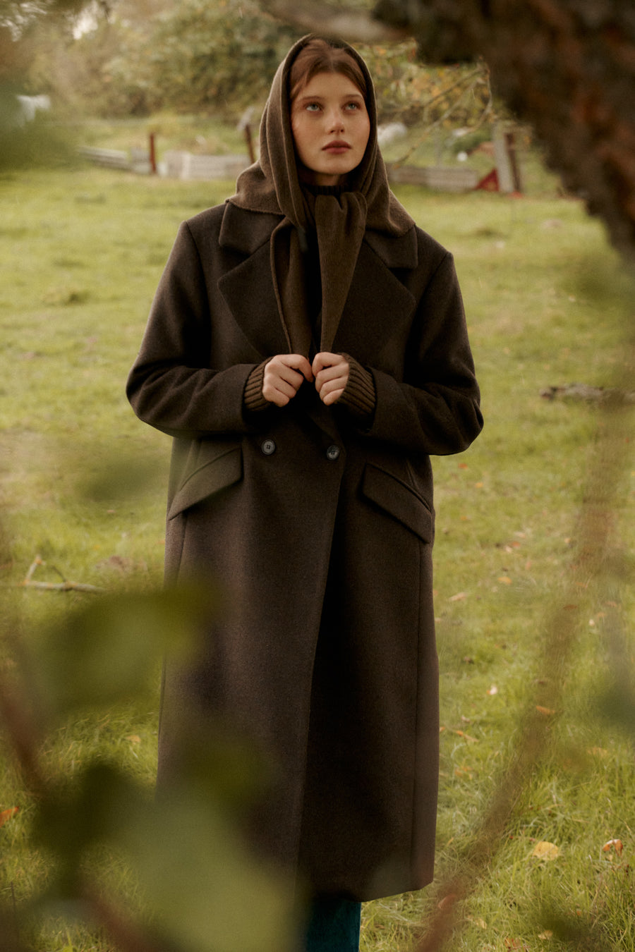 ?The model is 178 cm tall and wears size M?  *scarf-in-wool-21-17-calm-brown*