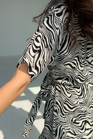 Dress in viscose & linen blend / 03 / 20 / zebra stripes