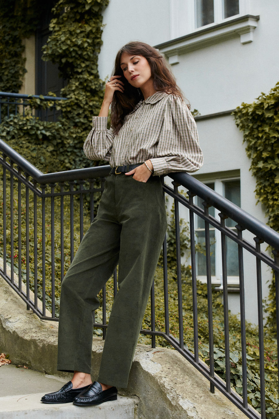 ?The model is 178 cm tall and wears size XS? *cotton-trousers-05-19-dusty-green*