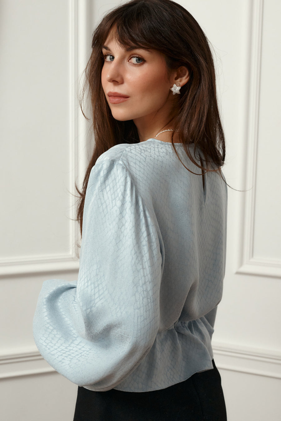 ?The model is 178 cm tall and wears size S?