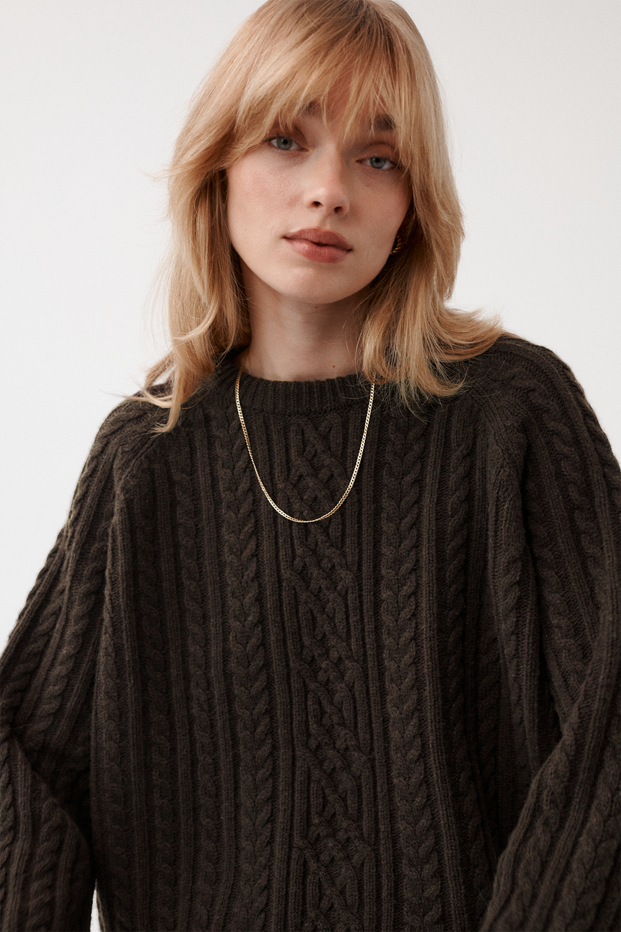 ?Modelka ma 179 cm wzrostu i prezentuje rozmiar M/L?