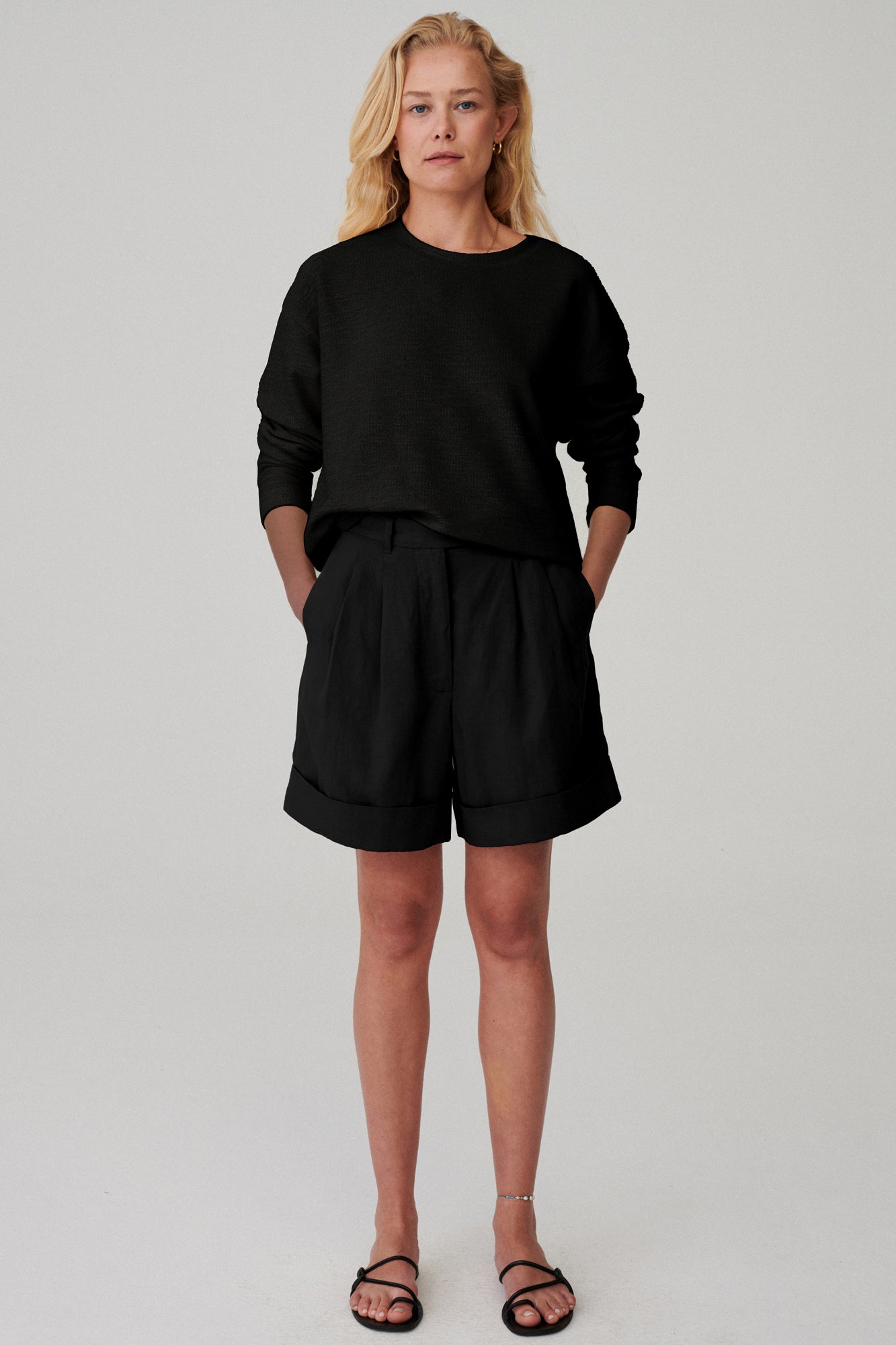 Sweatshirt in cotton / 14 / 04 / onyx black ?The model is 173 cm tall and wears size XS/S?