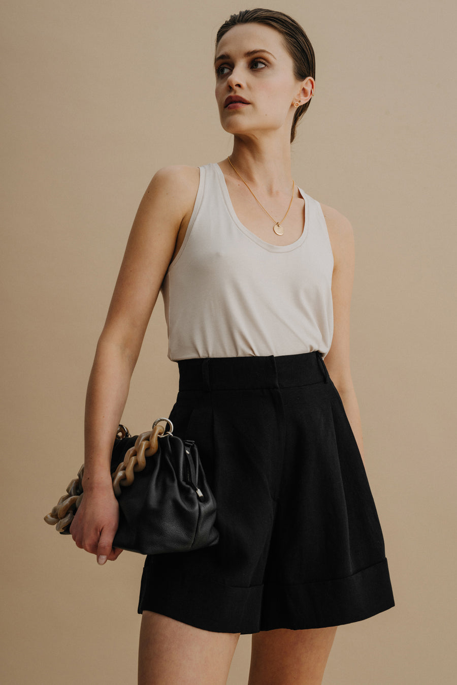 Ecovero tank top / 10 / 12 /sandshell *shorts-in-tencel™-linen-09-06-onyx-black* ?The model is 174cm tall and wears size S? |
