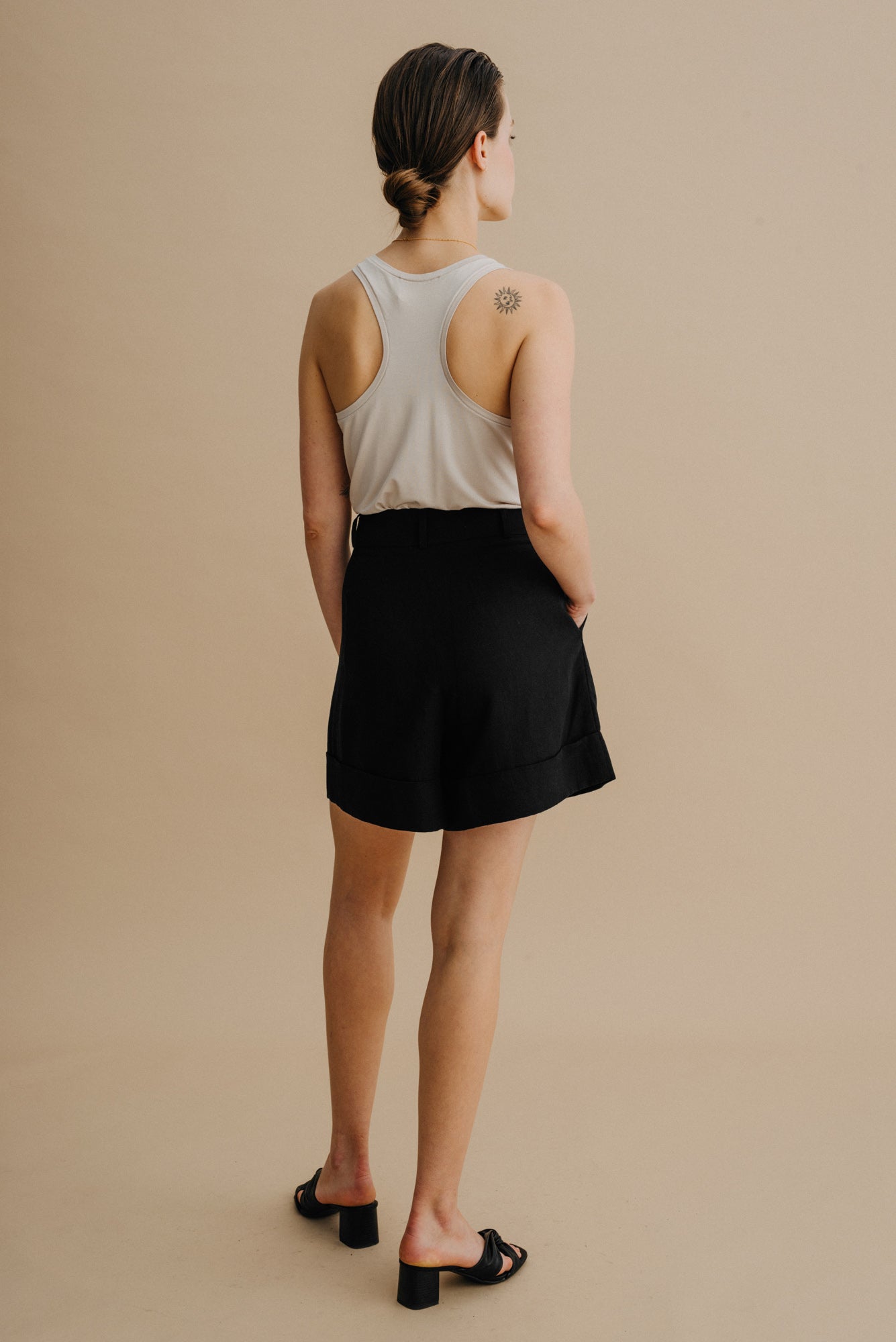 Ecovero tank top / 10 / 12 /sandshell *shorts-in-tencel™-linen-09-06-onyx-black* ?The model is 174cm tall and wears size S? |