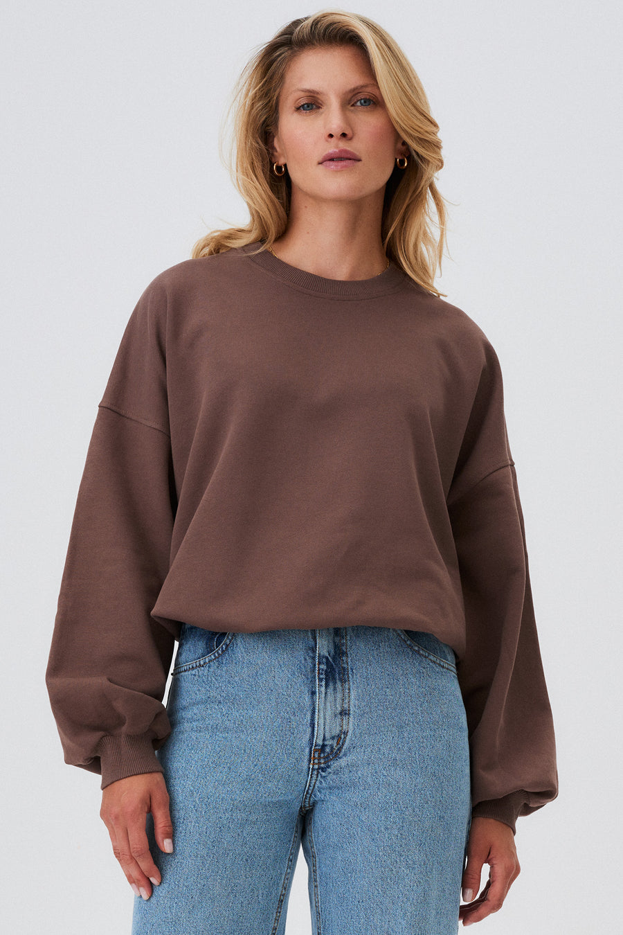 Sweatshirt in organic cotton / 17 / 12 / hazelnut *cropped-jeans-from-recycled-cotton-05-12-light-indigo* ?The model is 177cm tall and wears size XS/S? |