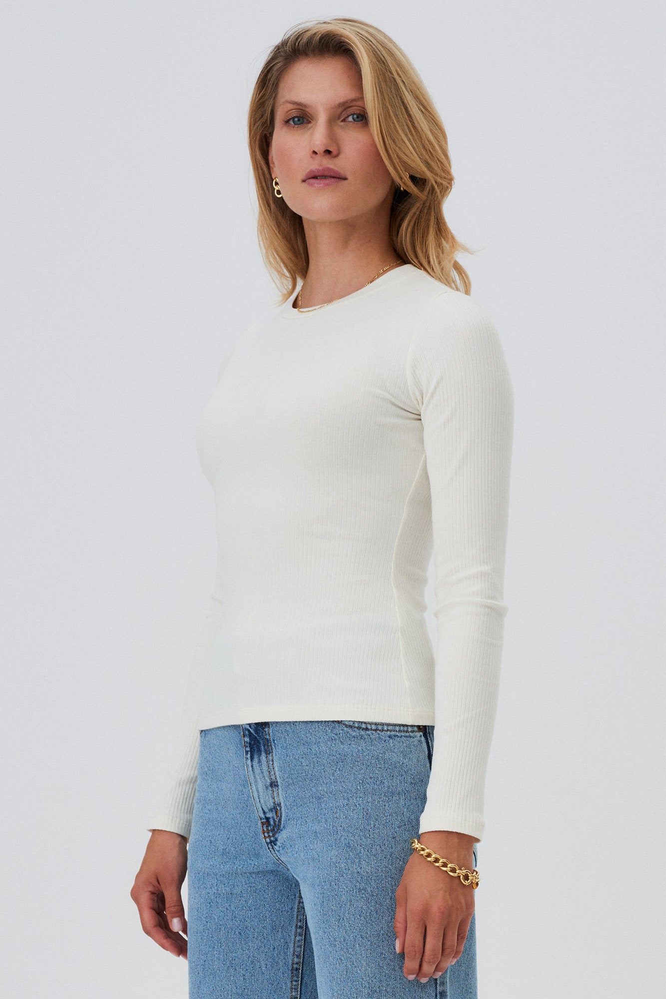 Longsleeve in organic cotton / 14 / 01 / cream white *cropped-jeans-from-recycled-cotton-05-12-light-indigo* ?The model is 177cm tall and wears size S? |