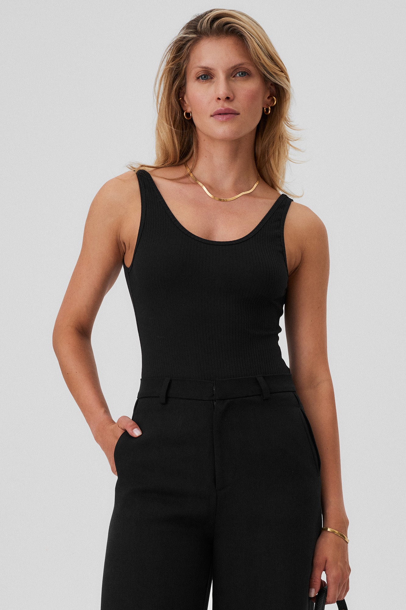 Bodysuit in organic cotton / 01 / 10 / onyx black *tencel-trousers-05-05-onyx-black* ?The model is 177cm tall and wears size S? |