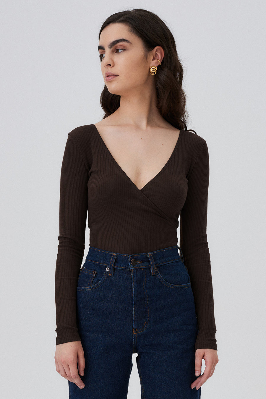 Bodysuit in organic cotton / 01 / 06 / dark chocolate *straight-leg-jeans-from-recycled-cotton-05-13-dark-indigo* ?The model is 172cm tall and wears size XS? |