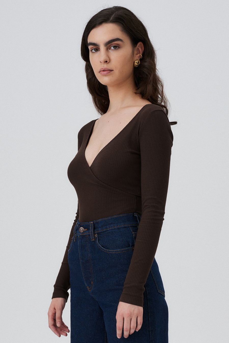Bodysuit in organic cotton / 01 / 06 / dark chocolate *straight-leg-jeans-from-recycled-cotton-05-13-dark-indigo* ?The model is 172cm tall and wears size XS? |