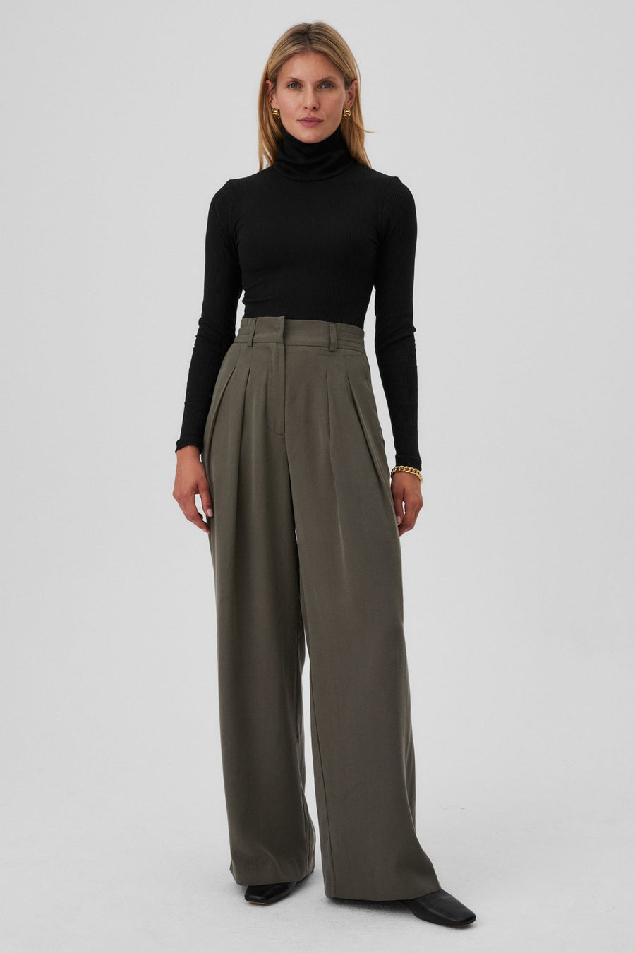 Tencel™ trousers / 05 / 02 / grey moss *bodysuit-in-organic-cotton-01-01-onyx-black* ?The model is 177cm tall and wears size S? |