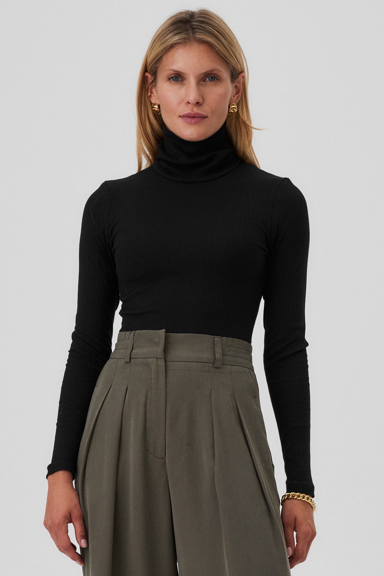 Bodysuit in organic cotton / 01 / 01 / onyx black *tencel-trousers-05-02-grey-moss* ?The model is 177cm tall and wears size S? |