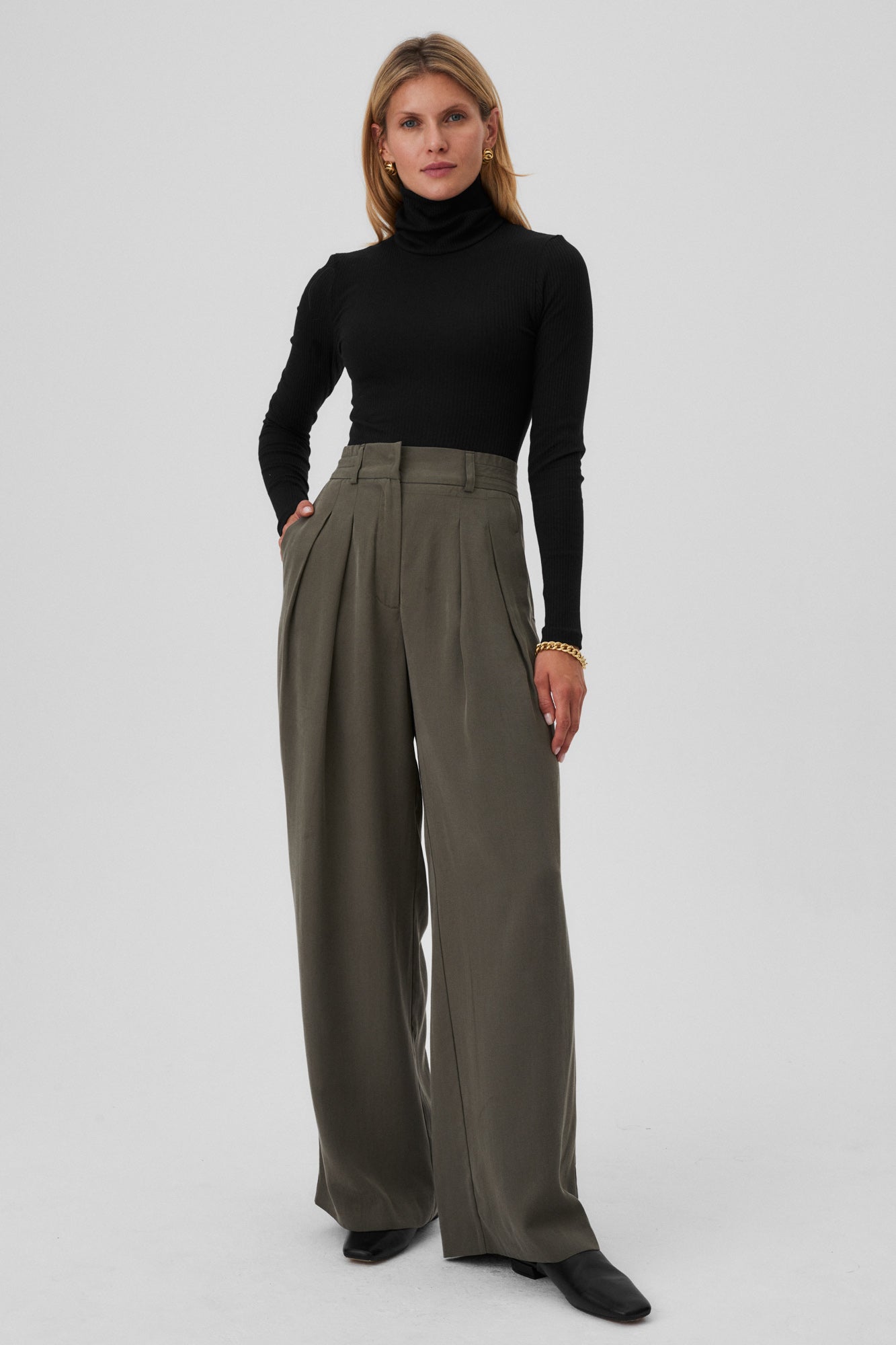 Bodysuit in organic cotton / 01 / 01 / onyx black *tencel-trousers-05-02-grey-moss* ?The model is 177cm tall and wears size S? |