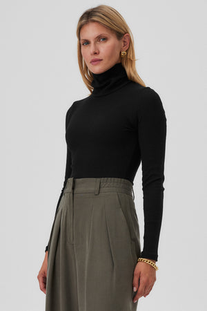 Bodysuit in organic cotton / 01 / 01 / onyx black *tencel-trousers-05-02-grey-moss* ?The model is 177cm tall and wears size S? |