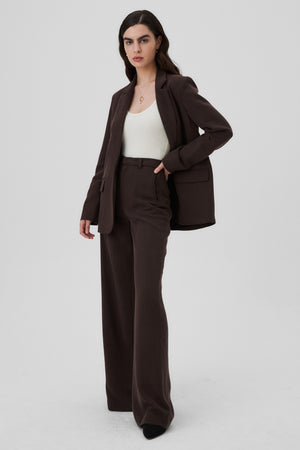 Blazer jacket in Tencel™ / 18 / 04 / dark chocolate *bodysuit-in-organic-cotton-01-10-cream-white,tencel-trousers-05-05-dark-chocolate* ?The model is 172cm tall and wears size S? |