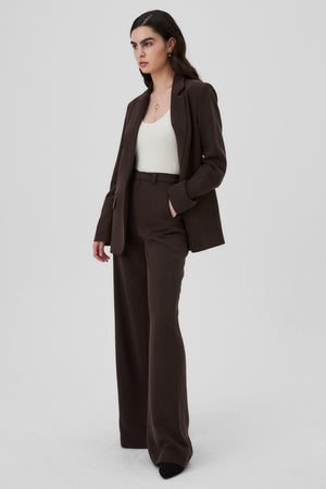 Tencel™ trousers / 05 / 05 / dark chocolate *bodysuit-in-organic-cotton-01-10-cream-white,blazer-jacket-in-tencel-18-04-dark-chocolate* ?The model is 172cm tall and wears size XS? |