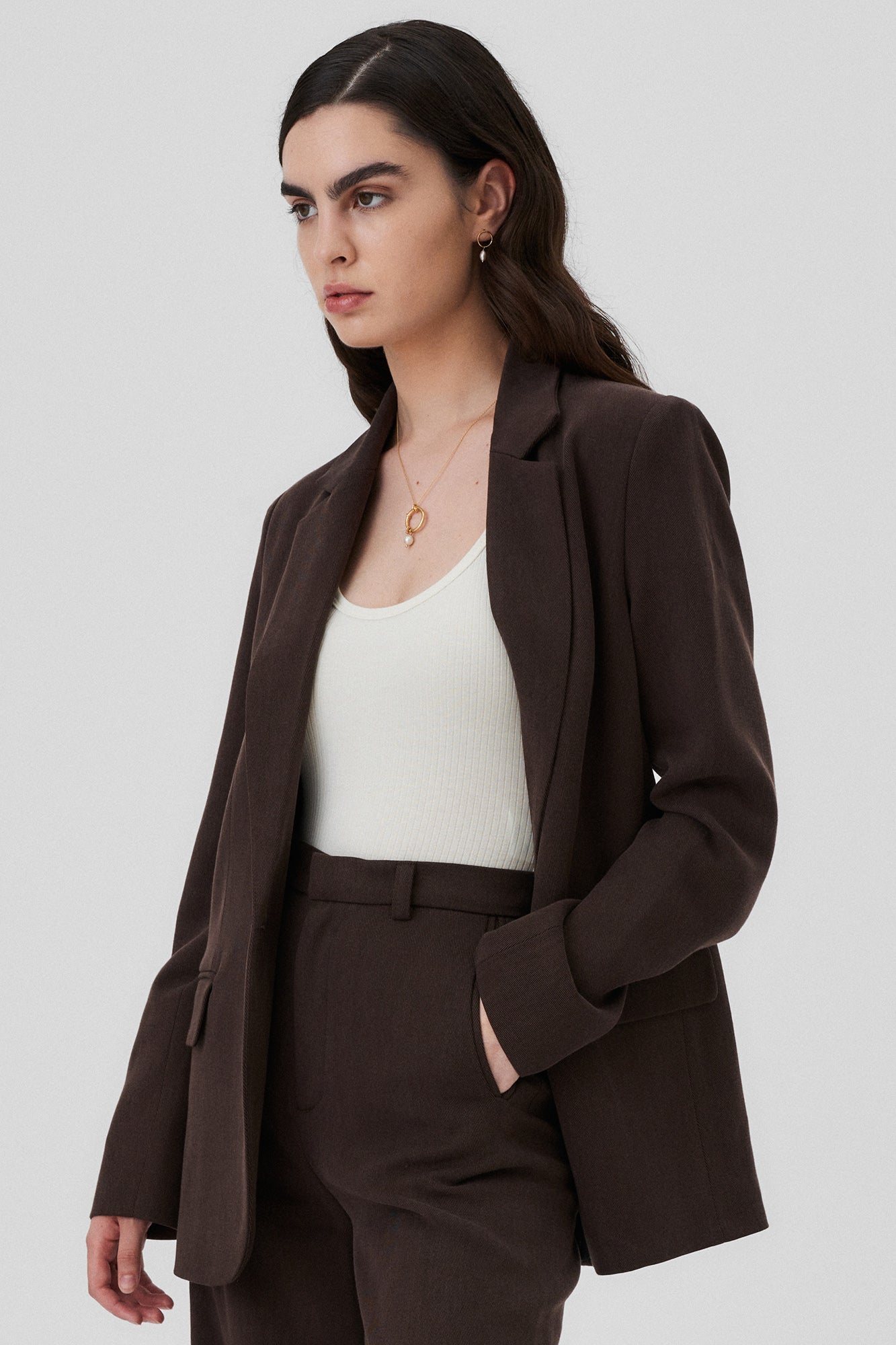 Blazer jacket in Tencel™ / 18 / 04 / dark chocolate *bodysuit-in-organic-cotton-01-10-cream-white,tencel-trousers-05-05-dark-chocolate* ?The model is 172cm tall and wears size S? |