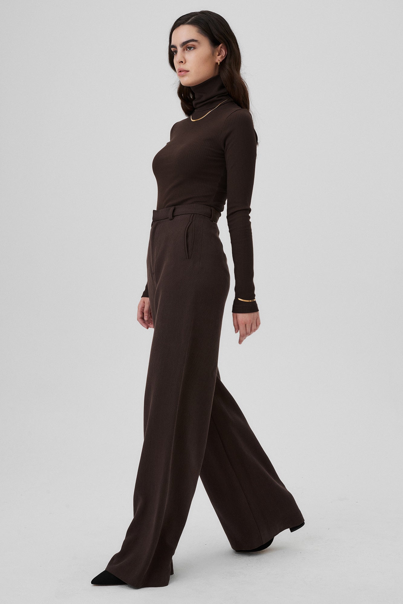 Tencel™ trousers / 05 / 05 / dark chocolate *turtleneck-in-organic-cotton-15-02-dark-chocolate* ?The model is 172cm tall and wears size XS? |