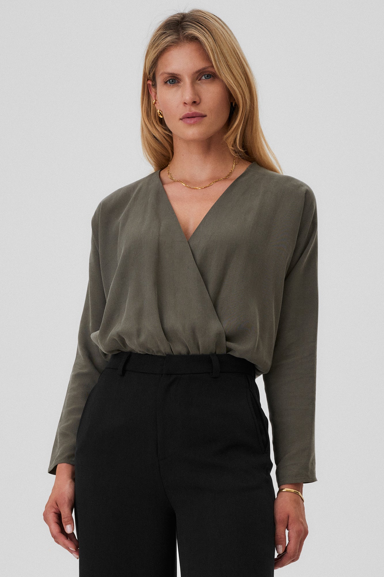 Bodysuit in Tencel™ / 01 / 27 / grey moss *tencel-trousers-05-05-onyx-black* ?The model is 177cm tall and wears size S? |