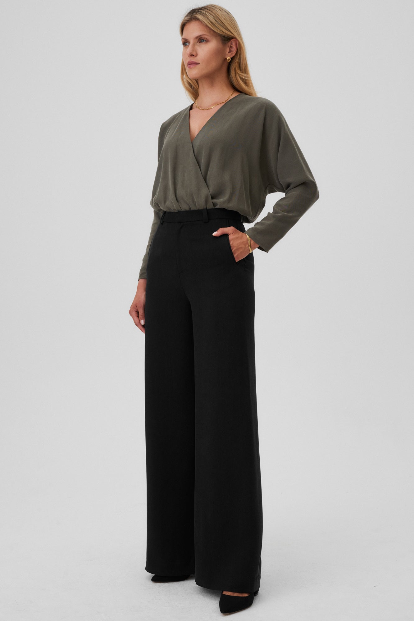 Bodysuit in Tencel™ / 01 / 27 / grey moss *tencel-trousers-05-05-onyx-black* ?The model is 177cm tall and wears size S? |