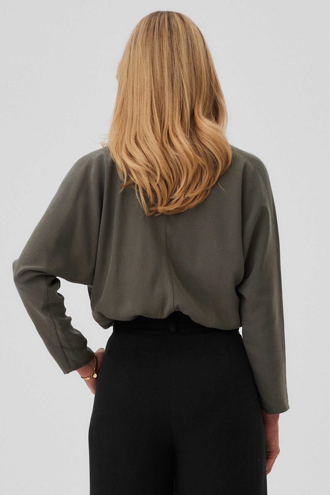 Bodysuit in Tencel™ / 01 / 27 / grey moss *tencel-trousers-05-05-onyx-black* ?The model is 177cm tall and wears size S? |