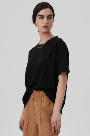 T-shirt in organic cotton / 13 / 02 / onyx black *trousers-in-tencel-and-linen-05-14-savanna* ?The model is 172cm tall and wears size XS? |