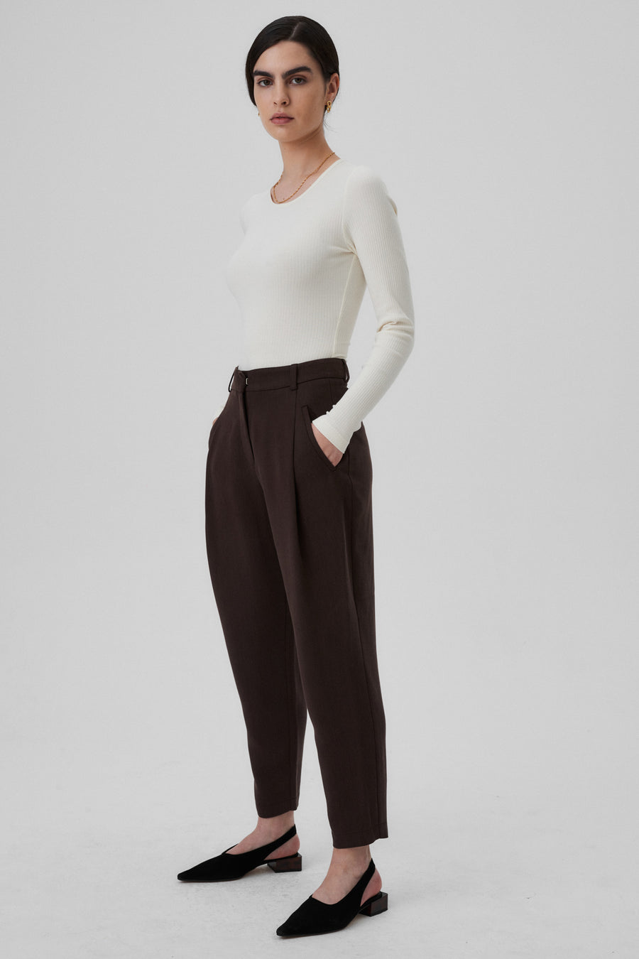 Tencel™ trousers / 05 / 04 / dark chocolate *bodysuit-in-organic-cotton-01-02-cream-white* ?The model is 172cm tall and wears size XS? |