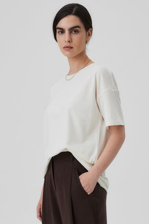 T-shirt in organic cotton / 13 / 02 / cream white *spodnie-z-tencelu-05-04-dark-chocolate* ?The model is 172cm tall and wears size XS? |