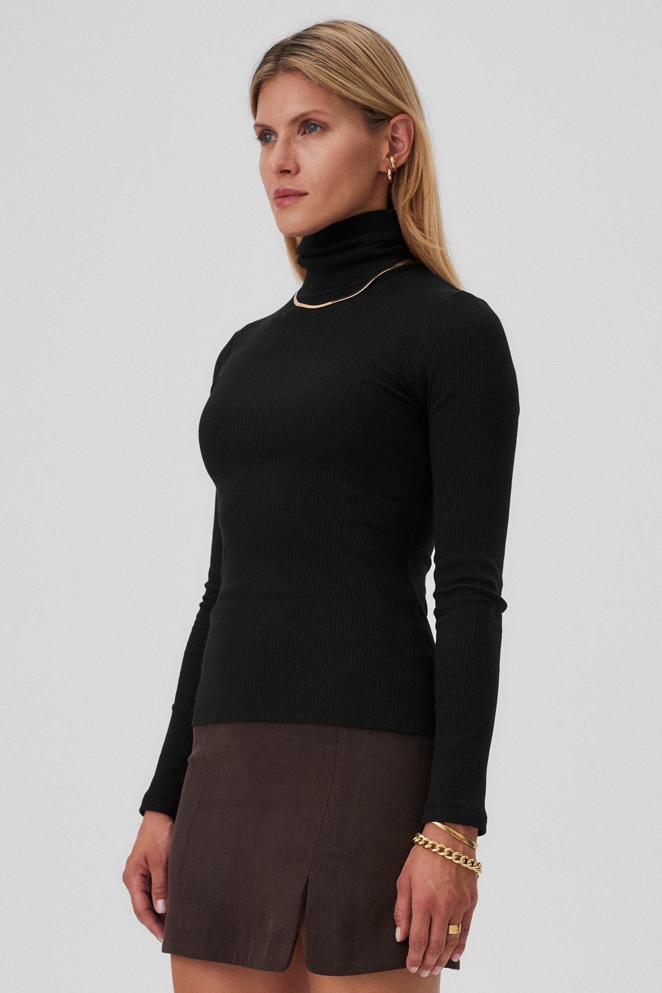 Turtleneck in organic cotton / 15 / 02 / onyx black *tencel-skirt-07-02-dark-chocolate* ?The model is 177cm tall and wears size S? |