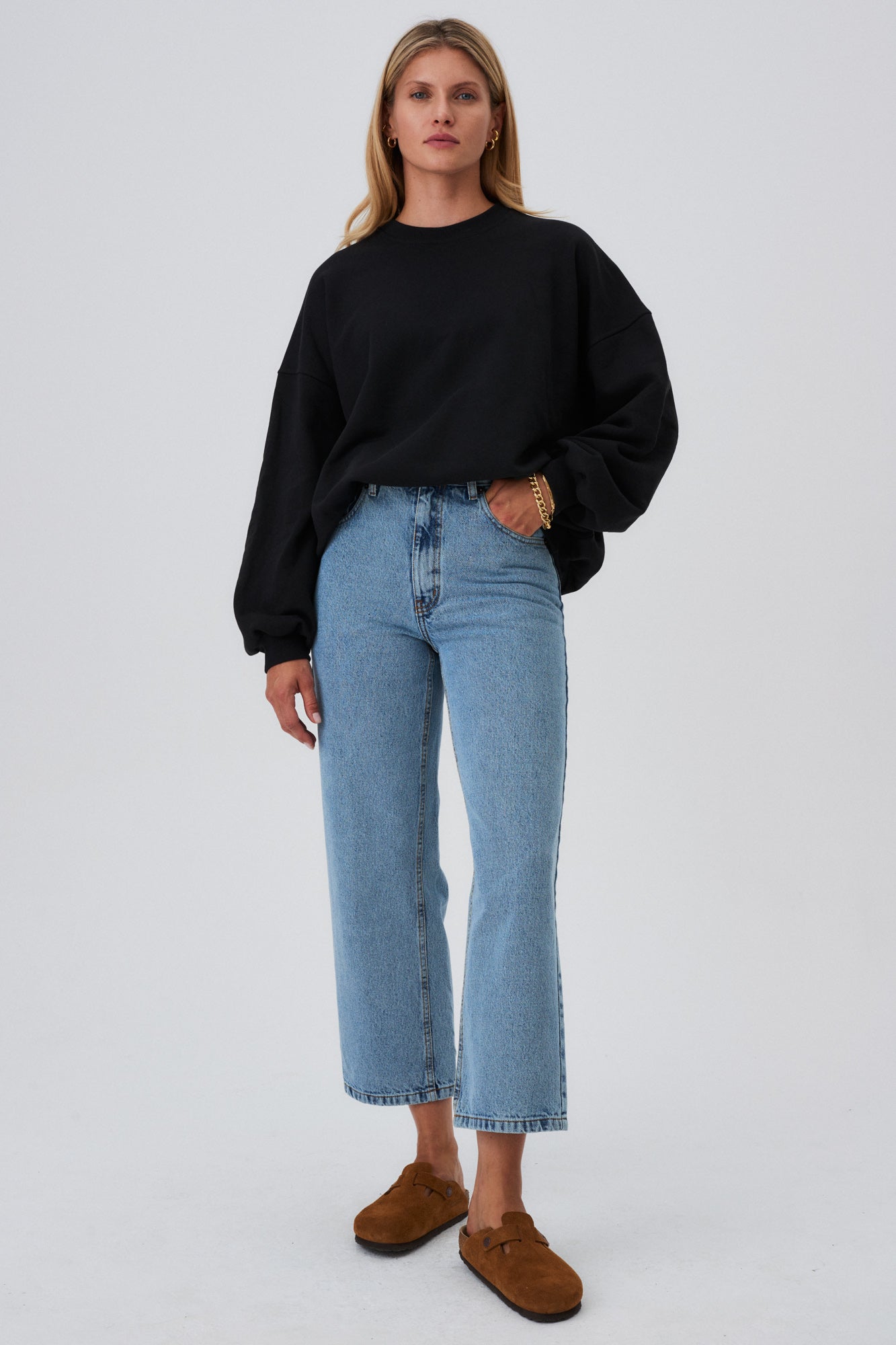 Sweatshirt in organic cotton / 17 / 12 / onyx black *cropped-jeans-from-recycled-cotton-05-12-light-indigo* ?The model is 177cm tall and wears size XS/S? |