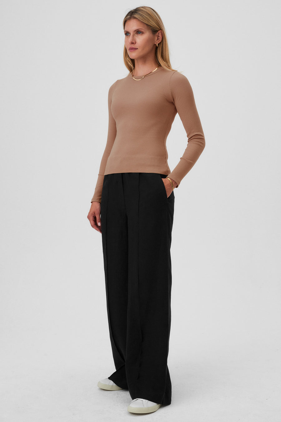 Trousers in Tencel™ and linen / 05 / 14 / onyx black *longsleeve-in-organic-cotton-14-01-coffee-cream* ?The model is 177cm tall and wears size S? |