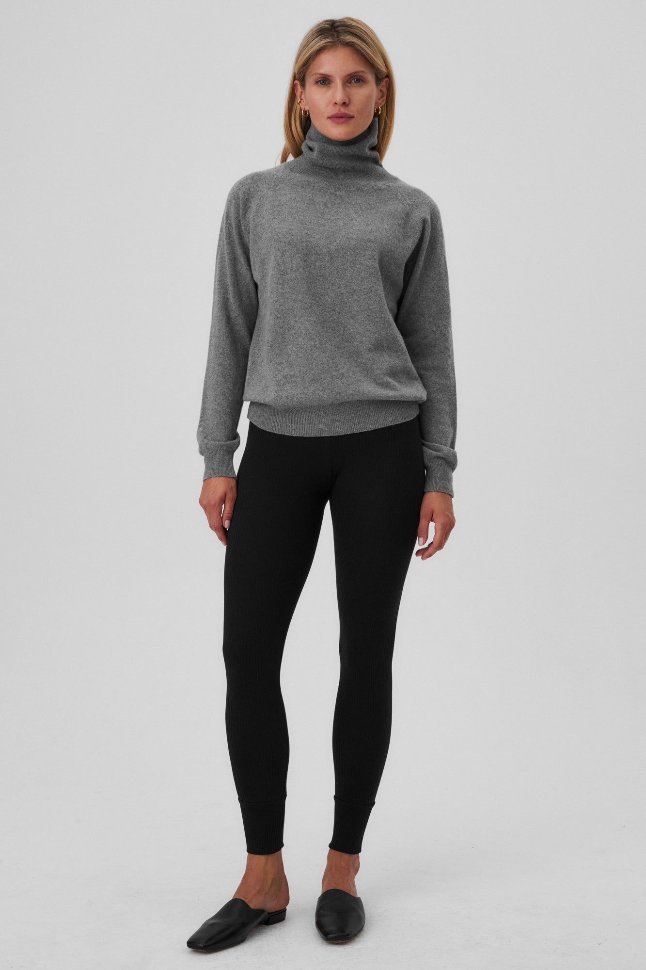 Leggings in organic cotton / 04 / 01 / onyx black *sweater-in-cashmere-16-13-grey-stone* ?The model is 177cm tall and wears size S? |